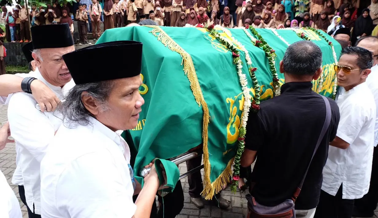Jenazah saat diberangkatkan ke peristirahatan terakhirnya.(Dezmond Manullang/Bintang.com)