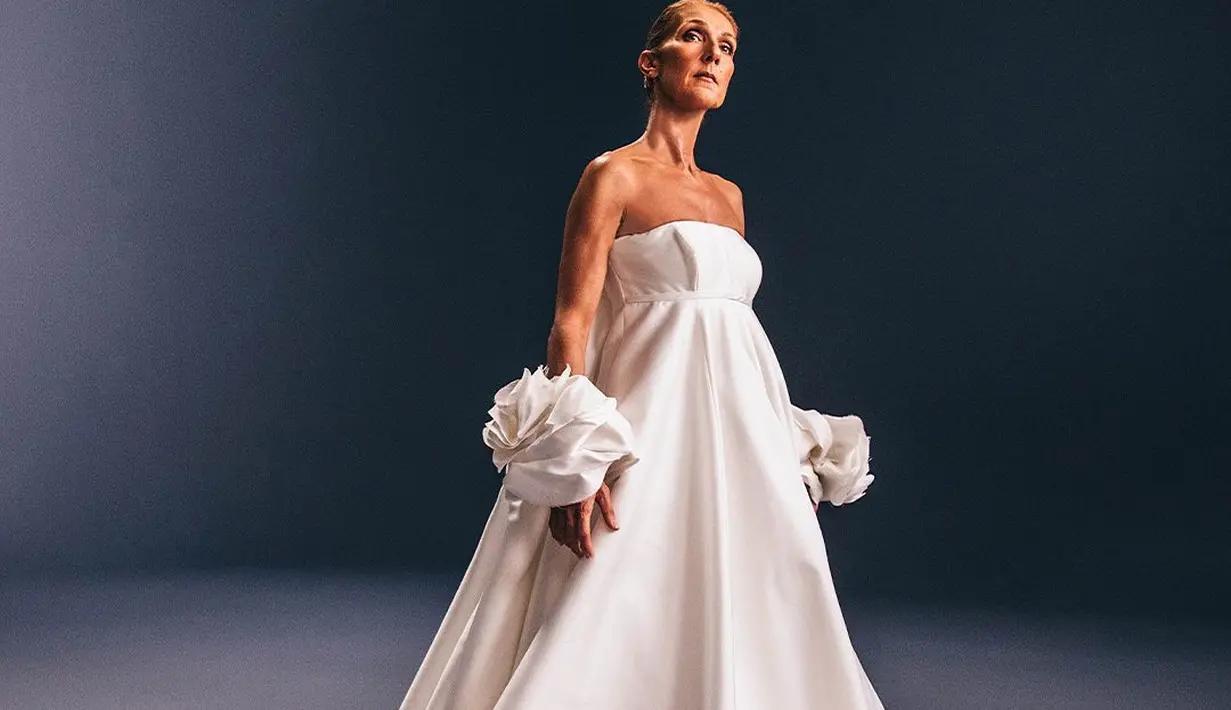Gaya stylish Celine Dion sekarang juga masih harus diacungi jempol. Dalam balutan off-the-shoulder dress berwarna putih yang menjuntai hingga ke lantai, penampilan Celine Dion di sini masih sangat memukau. [Foto: Instagram/celinedion]