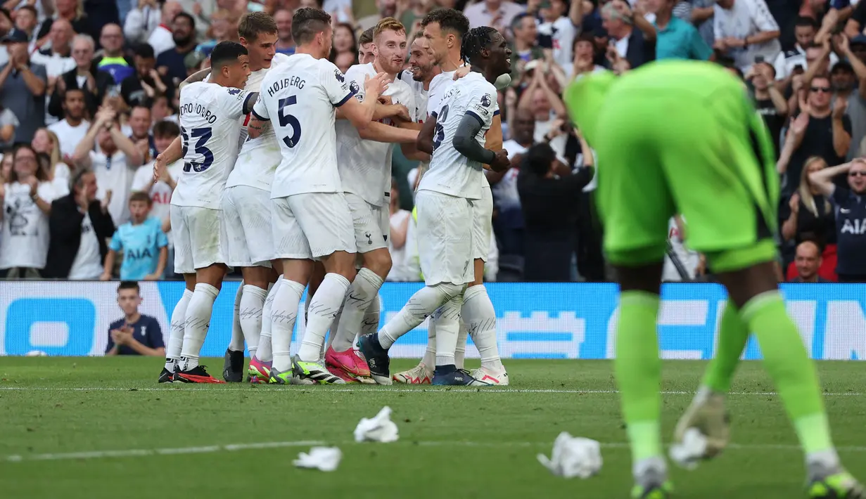 Pemain Tottenham Hotspur melakukan selebrasi setelah pemain Manchester United, Lisandro Martinez saat melakukan gol bunuh diri ke gawangnya sendiri pada laga pekan kedua Liga Inggris 2023/2024 di Tottenham Hotspur Stadium, London, Inggris, Minggu (20/08/2023) WIB. (AFP/Adrian Dennis)