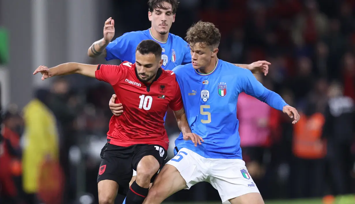Bek tengah Italia, Giorgio Scalvini (kanan) yang berusia 19 tahun dan sejak awal musim 2021/2022 membela Atalanta ini tercatat dalam deretan pemain termahal di ajang Euro U-21 2023 dengan memiliki nilai pasar 40 juta euro atau setara Rp657 miliar. Pemain yang telah memiliki 4 caps bersama timnas senior ini hingga kini telah bermain dalam 4 laga bareng Timnas U-21 Italia. (AFP/Gent Shkullaku)
