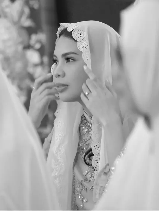 Rambut yang diikat tersebut dipadukan kerudung putih berbahan organza. [@rachellyahya]