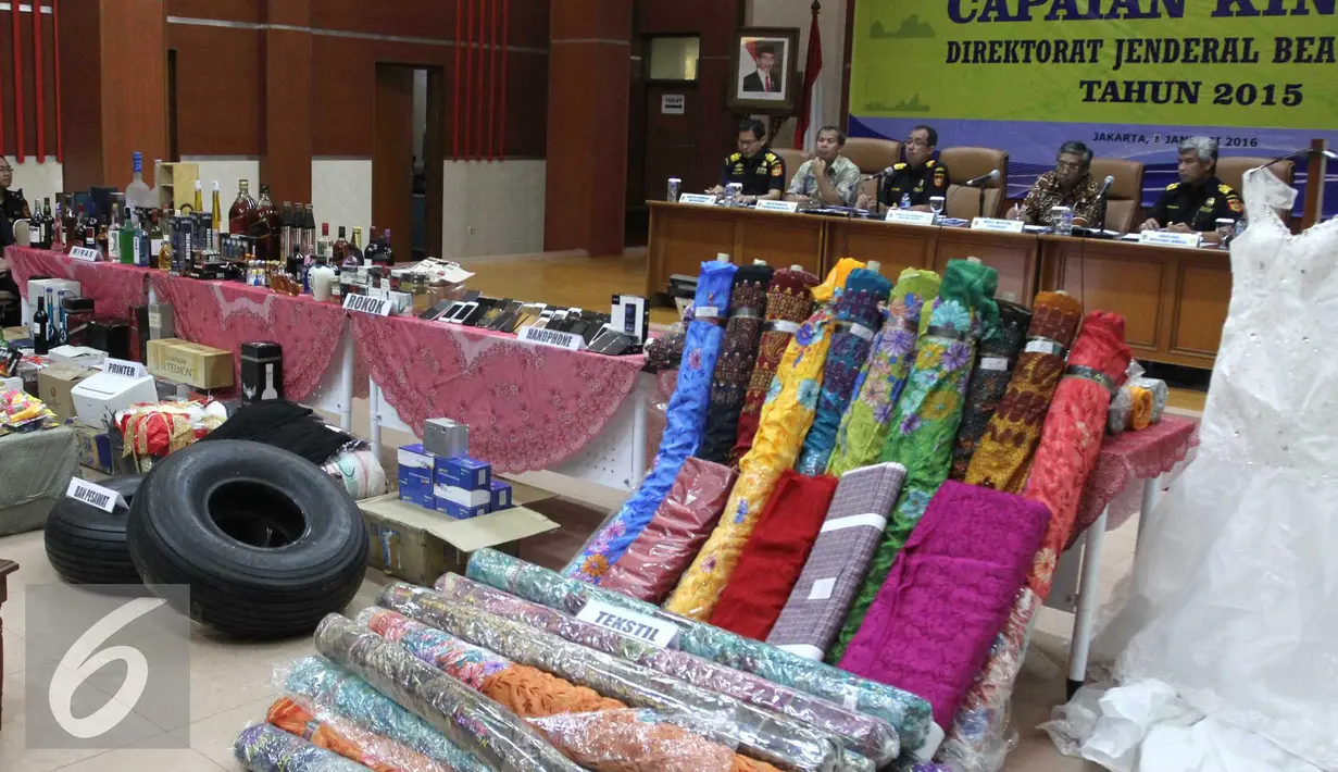 Dirjen Bea Cukai Heru Pambudi (tengah) memberikan keterangan kepada wartawan terkait kinerja Bea dan Cukai sepanjang tahun 2015, di Jakarta, Jumat (8/1). DJBC sepanjang tahun 2015 meningkat 50,7 % dibandingkan tahun 2014. (Liputan6.com/Angga Yuniar)