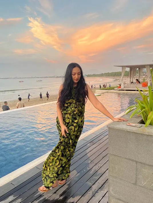Menetap di Bali, Tata Cahyani kerap pamer OOTD dengan boho dress. Salah satunya kenakan halterneck dress bermotif daun [@tatacahyani]