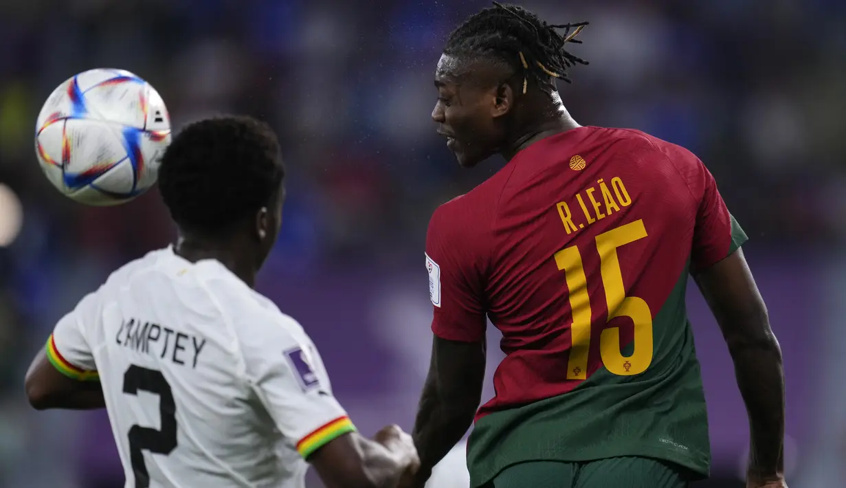 Penyerang Portugal Rafael Leao dan bek Ghan Tariq Lamptey melakukan sundulan saat bersaing pada duel grup H Piala Dunia 2022 di stadion 974, Kamis (24/11/2022). Menang 3-2, tiga gol Portugal dicetak Cristiano Ronaldo, Joao Felix dan Rafael Leao. (AP Photo/Manu Fernandez)