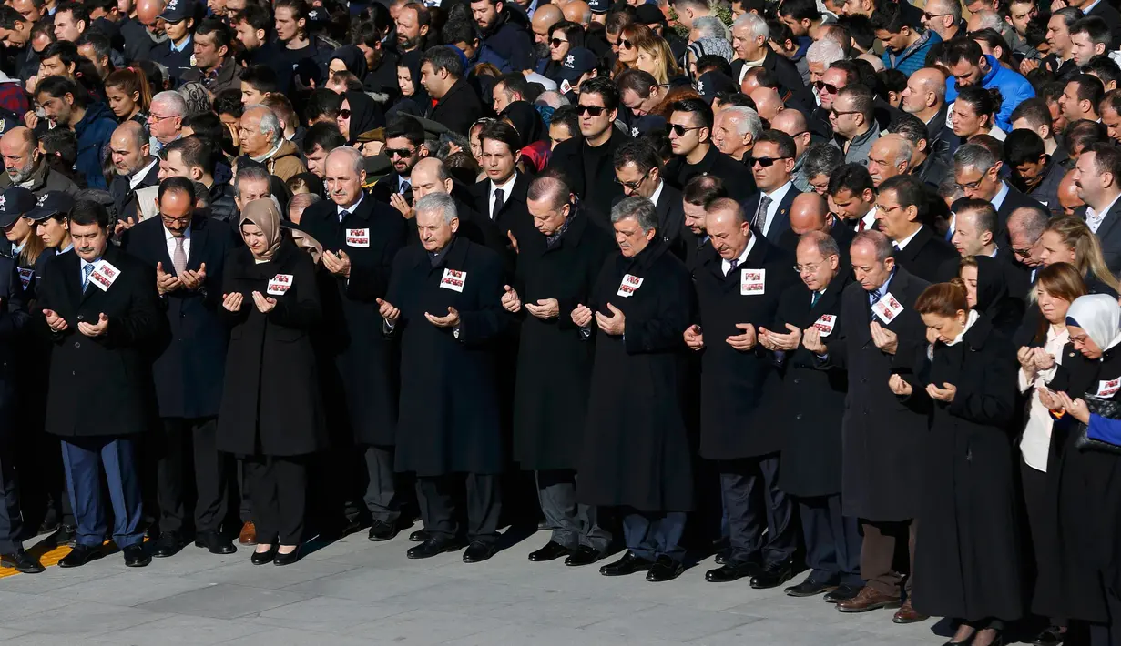 Perdana Menteri Turki Binali Yildirim, Presiden Tayyip Erdogan dan mantan Presiden Abdullah Gul berdoa bersama pelayat lain saat upacara pemakaman anggota Polisi yang tewas dalam ledakan bom di Istanbul, Turki (11/12). (Reuters/Murad Sezer)