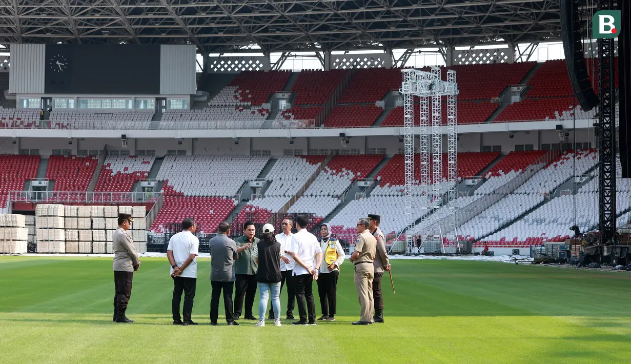 Ketua Umum PSSI, Erick Thohir, saat meninjau Stadion Utama Gelora Bung Karno (SUGBK), Senin (13/3/2023). SUGBK merupakan salah satu dari enam venue yang ditetapkan untuk menggelar pertandingan Piala Dunia U-20 2023. (Bola.com/M Iqbal Ichsan)