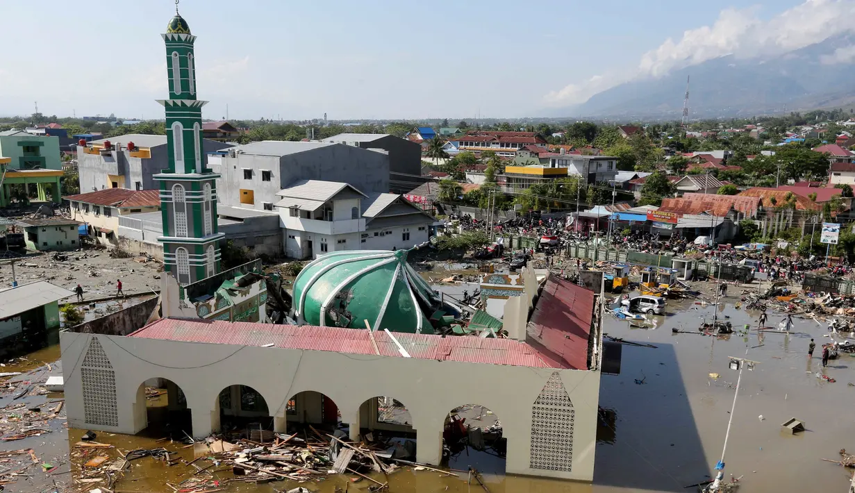 Foto pada 30 September 2018 menunjukkan kondisi Masjid Raya Baiturrahman setelah gempa bumi dan tsunami di Palu, Sulawesi Tengah, Rabu (3/10). Meski kubah dan beberapa dinding masjid runtuh, namun menaranya masih kokoh berdiri. (AP Photo/Tatan Syuflana)