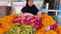 Pedagang kembang di Banyuwangi diserbu pembeli jelang tradisi nyekar jelang bulan Ramadhan (Hermawan Arifianto/Liputan6.com)