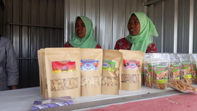 Ida dan Titin, warga Bondan, Desa Ujungalang, Kampung Laut, Cilacap, memamerkan produk olahan makanan yang berbahan baku ikan dan udang. (Foto: Liputan6.com/Muhamad Ridlo).