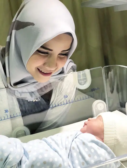 Kehadiran Bhre ini tidak hanya membahagiakan bagi kedua orang tuanya, namun istri Ferry Ardiansyah juga sangat gemas melihat paras Bhre. Seperti apa yang tampak dari foto berikut ini. (Foto: Instagram)