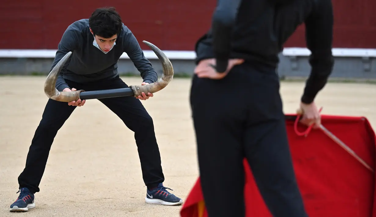 Seorang murid yang sedang melakukan latihan di arena adu banteng Las Ventas. Matador adalah sebuah pertunjukan pertarungan antara manusia melawan banteng yang dikemas sedemikian rupa. (Foto: AFP/Gabriel Bouys)