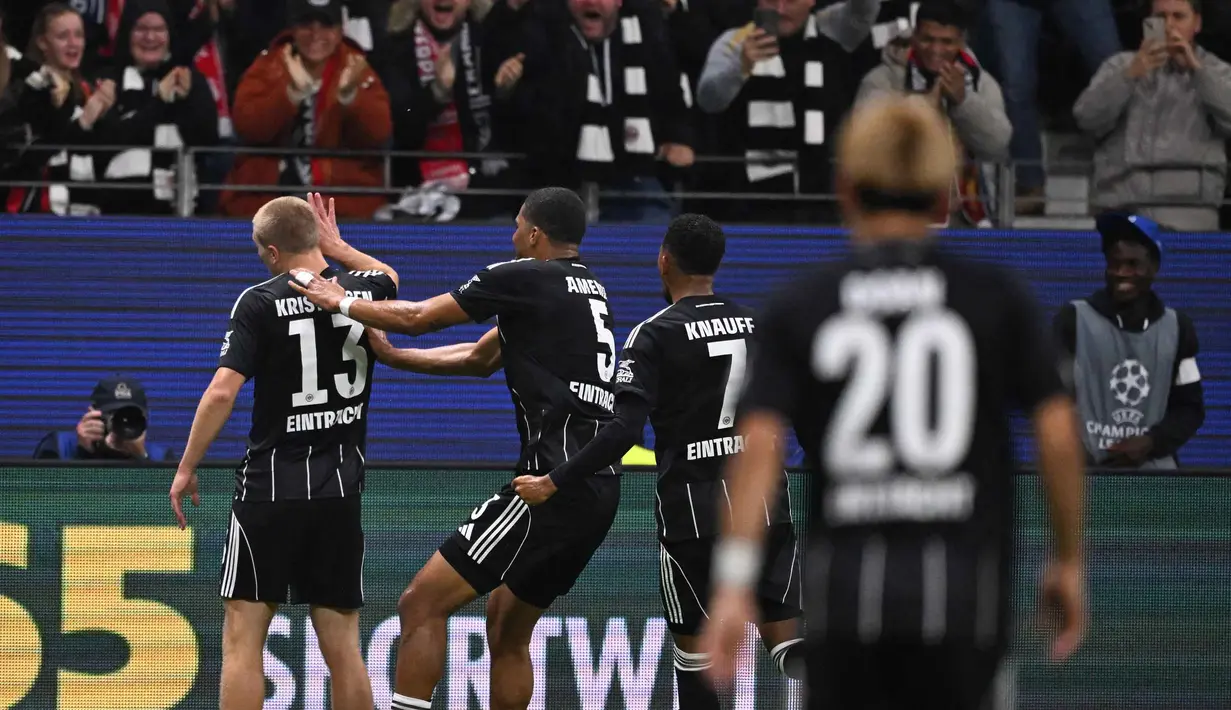 Eintracht Frankfurt berhasil memecah kebuntuan di menit ke-26 lewat aksi bek kanan mereka, Rasmus Kristensen. (Kirill KUDRYAVTSEV/AFP)