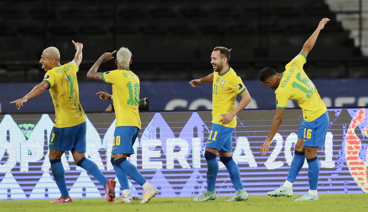 Brasil melanjutkan tren kemenangan di Copa America 2021. Kali ini, Tim Samba berhasil mencukur Peru empat gol tanpa balas pada laga kedua Grup B Copa America di Stadion Olimpico Nilton Santos, Rio de Janeiro. (AP/Silvia Izquierdo)