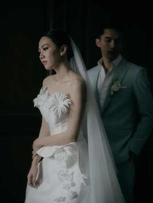 Sang desainer tampak merancang gaun pengantin untuk Shanju yang begitu clean dan modern.  [@elsiechrysila]