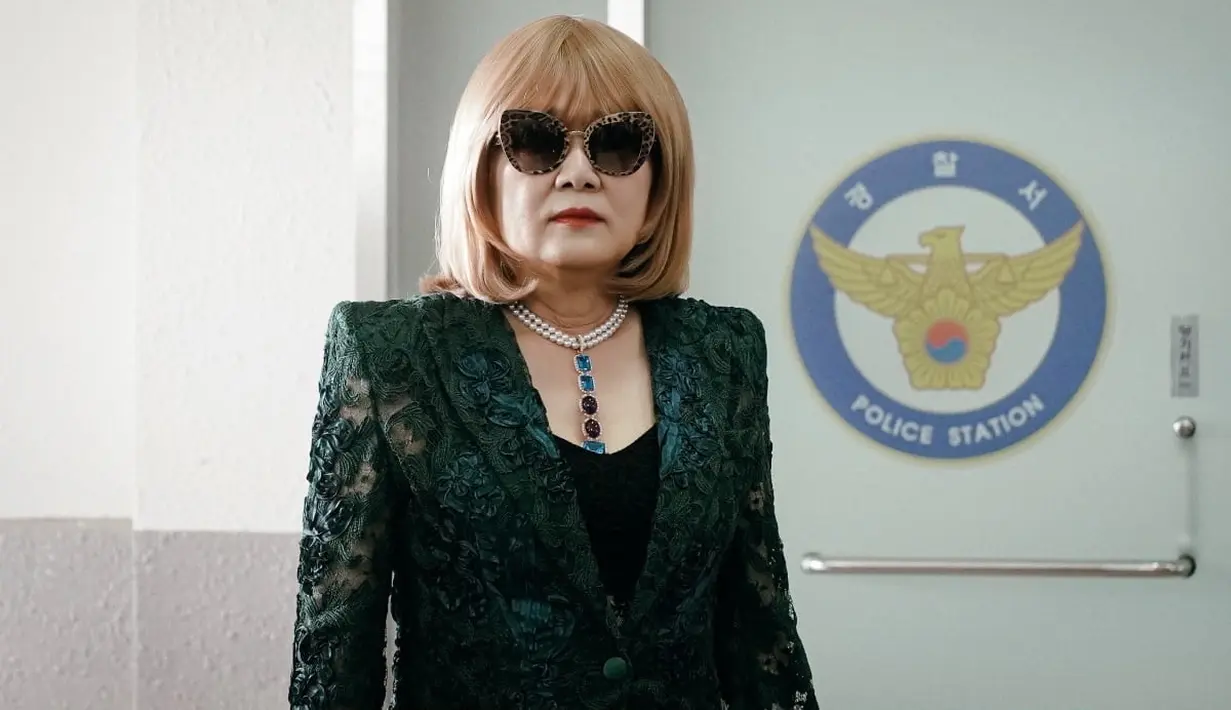 Pertemuan tiga arah antara Gil Joong Gan, Do Bong Soon, dan Ahn Min Hyuk juga membangkitkan rasa penasaran penonton. Gil Joong Gan memasuki kantor polisi dengan memancarkan aura yang kuat. (Foto: Instagram/ jtbcdrama)