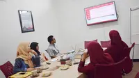 Dosen Fakultas Psikologi UAD Yogyakarta melakukan kegiatan pengabdian masyarakat dengan melakukan  penyusunan sistem imbalan di BMT UMY. (Liputan6.com/ Switzy Sabandar)