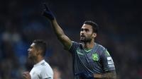 3. Selebrasi pemain Real Sociedad, Willian Jose pada laga lanjutan La Liga Spanyol yang berlangsung di Stadion Santiago Bernabeu, Madrid, Senin (7/1). Real Sociedad menang 2-0 atas Real Madrid. (AFP/Gabriel Bouys)