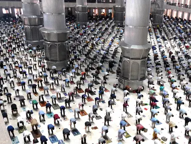 Umat Islam melaksanakan sholat Jumat pada minggu ketiga bulan Ramadhan 1442 Hijriah di Masjid Istiqlal, Jakarta, Jumat (30/4/2021). Sholat Jumat berjamaah dengan pembatasan jemaah 30 persen dari kapasitas di ruang sholat utama masjid dan menerapkan protokol kesehatan. (merdeka.com/Arie Basuki)