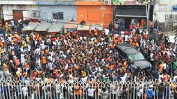 Pendukung Didier Drogba memadati lokasi pendaftaran pencalonan presiden federasi sepakbola Pantai Gading di Abidjan, Minggu (2/8/2020). Pria berusia 42 tahun itu akan bersaing dengan empat calon lainnya. (AFP/Sia Kambou)