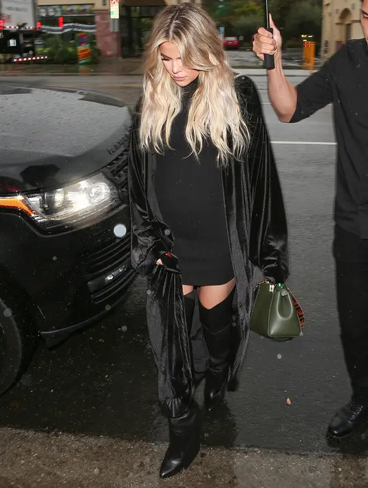Saat itu adalah tampilan kesekian Khloe Kardashian di depan publik pasca resmi mengumumkan kehamilannya. (Backgrid/HollywoodLife)