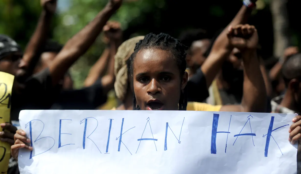 Ikatan Mahasiswa Pelajar dan Masyarakat Papua (IMMAPA) membawa spanduk saat berunjuk rasa di Lapangan Niti Mandala, Denpasar, Bali, Kamis (22/8/2019). Mereka menyesalkan tindakan rasis yang terjadi di Surabaya dan meminta pelaku ditindak. (SONNY TUMBELAKA/AFP)
