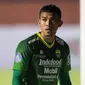 Teja Paku Alam. Kiper berusia 28 tahun ini telah dua musim memperkuat Persib Bandung. Meski gagal membawa Persib juara BRI Liga 1 musim ini, performanya di bawah mistar amat menjanjikan. Ia mampu membuat 13 kali clean sheet dari 24 laga dan hanya kebobolan 13 gol. (Bola.com/Bagaskara Lazuardi)