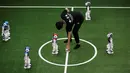 Wasit menaruh bola saat akan memulai pertandingan sepak bola robot RoboCup Asia-Pacific Tianjin Invitational Tournament 2019 di Tianjin, China, Jumat (17/5/2019). (REUTERS/Jason Lee)