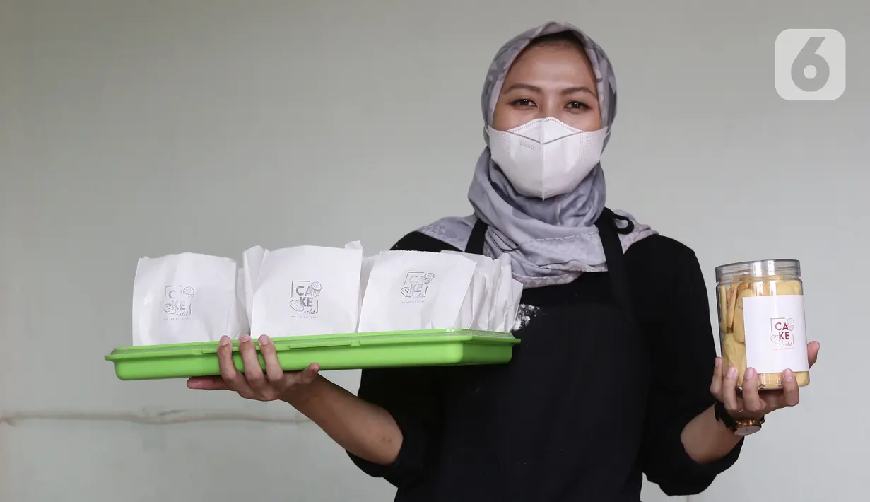 Tata Khoiriyah, mantan pegawai KPK bidang Humas, saat ditemui di tempat pembuatan kue kering miliknya, Jakarta, Kamis (21/10/2021). Tata Khoiriyah memilih berjualan kue kering usai dipecat bersama 57 orang lainnya karena TWK dari Komisi Pemberantasan Korupsi (KPK). (Liputan6.com/Helmi Fithriansyah)