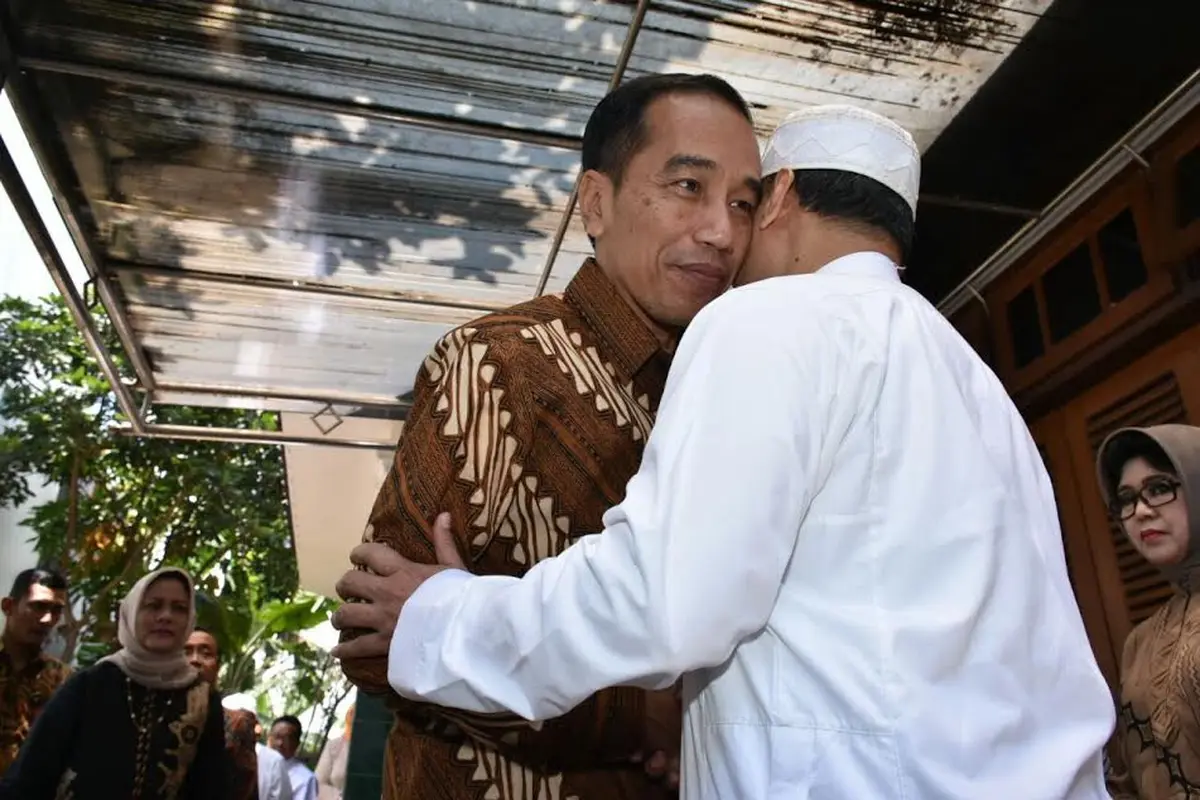 Jokowi Jenguk Hasyim Muzadi