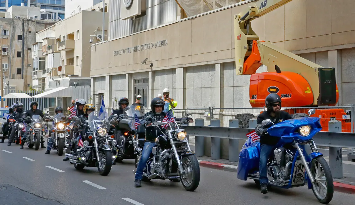 Anggota geng motor Israel Samson Riders melintasi jalan menuju Kedutaan Besar AS yang baru di Yerusalem saat melakukan konvoi dari Tel Aviv, (13/5). Mereka menunggangi Harley Davidson saat menggelar konvoi. (AFP Photo/Jack Guez)