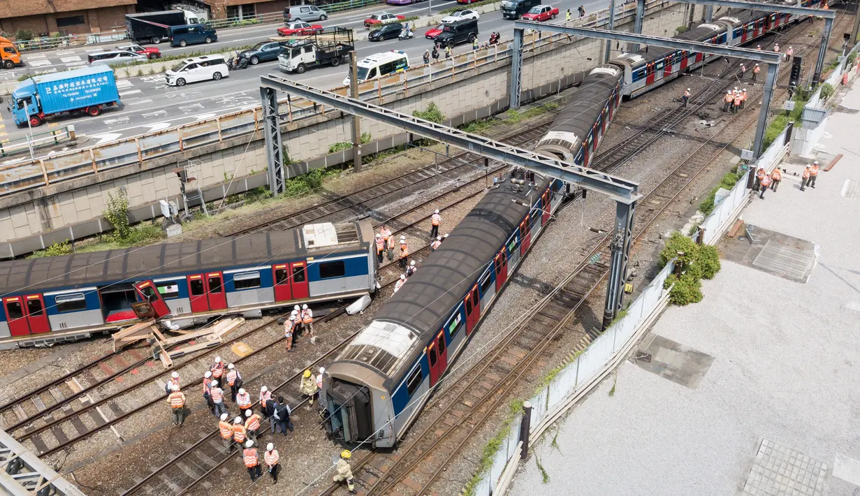 Gambar udara memperlihatkan regu penyelamat menyelidiki lokasi tergelincirnya kereta metro atau Mass Transit Railway (MTR) di Stasiun Hung Hom, Hong Kong, Selasa (17/9/2019). (Anthony WALLACE/AFP)
