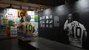 Diketahui, sepanjang kariernya sebagai pemain sepak bola, Pele berhasil membawa Brasil menjadi juara Piala Dunia FIFA sebanyak 3 kali, yaitu pada tahun 1958 di Swedia, tahun 1962 di Chili, dan tahun 1970 di Meksiko. Tampak dalam foto, detail Museum Pele terlihat setelah pengumuman akuisisi merek mendiang legenda sepak bola Brasil, Pele, oleh NR Sports di Santos, Sao Paulo, Brasil, pada Selasa 25 November 2025. (Miguel SCHINCARIOL/AFP)
