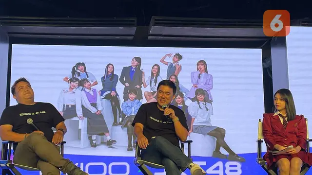 Vice President Business Development & Strategic Partnership PT Tera Data Indonusa, Tbk (Axioo), Timmy Theopelus (tengah), bersama dengan Gracia JKT48 mengumumkan soal kolaborasi Axioo dan JKT48
