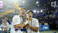 Pasangan artis Raffi Ahmad/Dion Wiyoko berselebrasi sambil berpose dengan piala berlian setelah memenangkan pertandingan Lagi-lagi Tenis di Tennis Indoor Senayan, Jakarta, Sabru (24/6/2023) dini hari. (Fimela.com/Bambang E Ros)