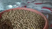 Harga kacang kedelain terus menunjukan kenaikan, seiring dengan menipisnya cadangan kedelai dalam negeri di tengah belum masuknya pasokan kedelain impor dari Amerika Serikat. (liputan6.com/Jayadi Supriadin