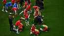 Para pemain Maroko tetap bersujud syukur usai pertandingan melawan Prancis pada semifinal Piala Dunia 2022 di Stadion Al-Bayt di Al Khor, Doha, Kamis (15/12/2022). Maroko kalah dari Prancis 2-0 dan gagal melaju ke final Piala Dunia 2022. (AFP/Anne-Christine POUJOULAT)