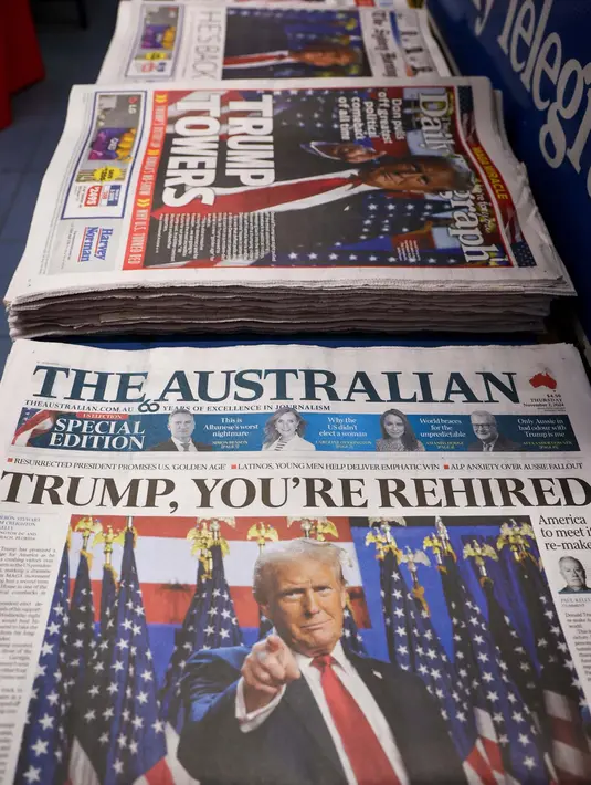 Kemenangan Donald Trump memenangi Pemilihan Presiden Amerika Serikat (AS) 2024 menjadi berita utama media di berbagai negara. Tampak dalam foto, koran-koran Australia dengan halaman depan yang menampilkan kemenangan Donald Trump dari Partai Republik AS dalam pemilihan umum AS, dipajang di kios koran di Sydney pada 7 November 2024. (DAVID GRAY/AFP)