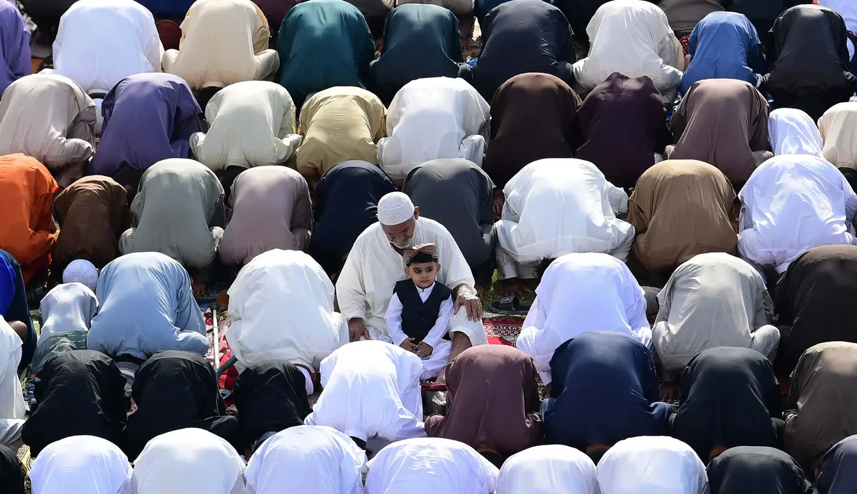 Umat Muslim melaksanakan salat Idul Fitri di Karachi pada 10 April 2024. (Asif HASSAN/AFP)
