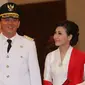 Basuki Tjahaja Purnama atau Ahok didampingi Veronica Tan sebelum pelantikan Gubenur DKI Jakarta di Istana Negara pada 19 November 2014.  Ahok menggugat cerai Veronica yang telah dinikahinya selama 20 tahun itu pada Jumat (5/1/2018). (AP/Tatan Syuflana)