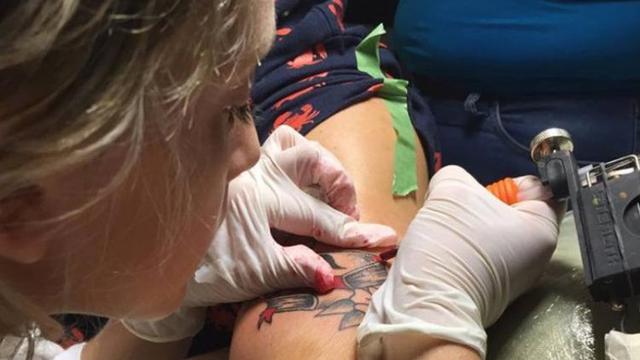 Berbakat, Bocah Ini Sudah Jago Membuat Tatto