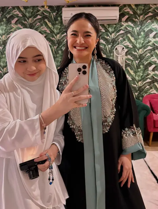 Meski tak pakai busana kembar, Marshanda dan Sienna berbagi potret seru saat Lebaran. Marshanda kenakan kaftan hitam dengan detail beads line hijau mint. Sementara Sienna tampil clean dengan outfit serba putih [@marshanda99]