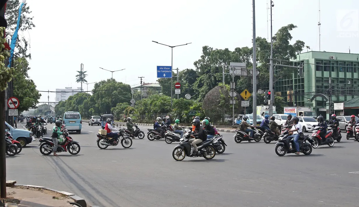 Pemandangan saat pengendara motor melawan arah melintasi kawasan Matraman, Jakarta, Rabu (2/5). Perilaku tersebut membahayakan pengendara lain dan juga diri sendiri. (Liputan6.com/Herman Zakharia)