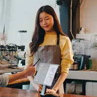 Ilustrasi transaksi dengan dompet digital. (Shutterstock)
