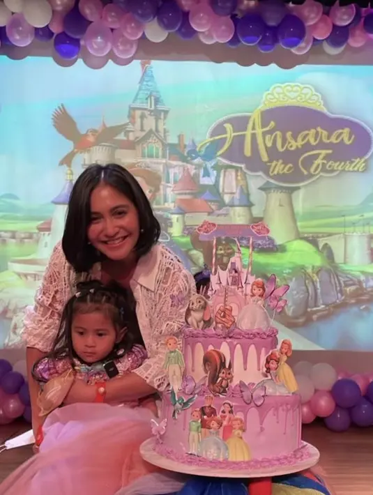 Seperti ini nih potret acara ultah Ansara yang berkonsep Sofia the First.(Instagram@rieta_amilia)