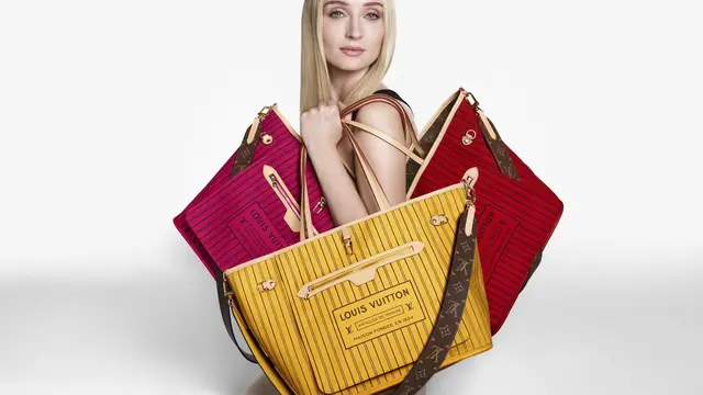 Tas Pilihan Sophie Turner dari Louis Vuitton, Multifungsi Dapat Dibolak-balik