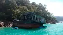 Sebuah perahu yang mengangkut muslim Rohingya ditemukan terdampar di Taman Nasional Laut Tarutao, Pulau Rawi, Thailand Selatan pada 11 Juni 2019. Sebanyak 65 muslim Rohingya ditemukan dalam kapal yang nyaris karam. (Department of National Parks Wildlife and Plant Conservation via AP)