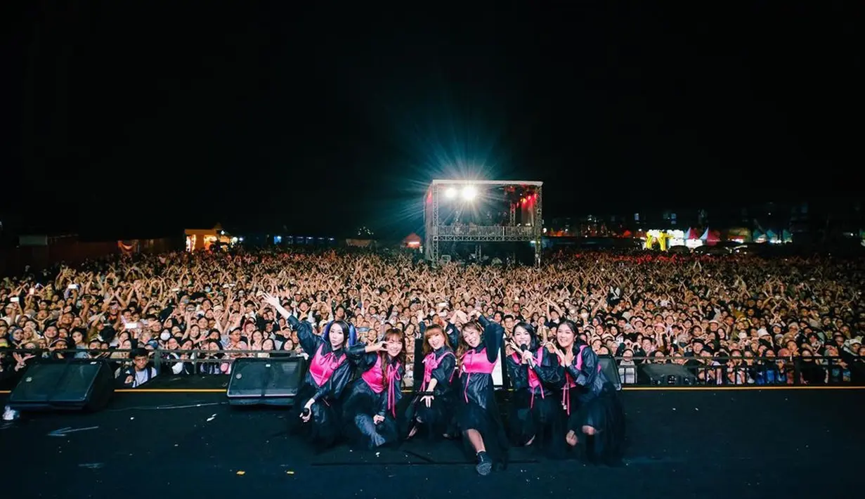 <p>Cherrybelle berfoto dengan penonton setelah selesai manggung. Girlband yang membawakan lagu 'Pergi ke Bulan' ini kembali tampil dengan formasi enam anggota saja, Steffy, Kezia, Novi, Angel, Christy, dan Ryn. (Instagram/@Steffy_ai)</p>