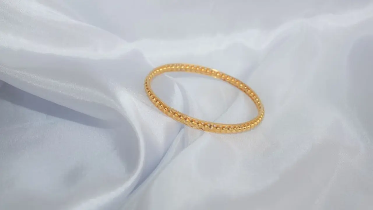 Ilustrasi Model Gelang Emas Timeless (Credit: Imam Kurniawan/Unsplash)