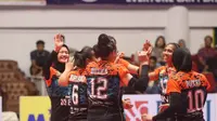 Tim putri BNI 46 merayakan kemenangan atas Jakarta Elektrik PLN pada seri kedua putaran pertama Proliga 2019 di GOR Tridharma, Gresik, Minggu (16/12/2018). (foto: PBVSI)