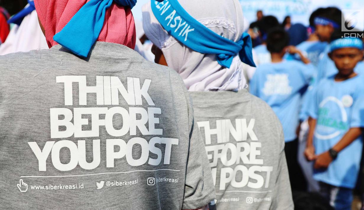 Warganet mensosialisasikan dukungan deklarasi siber kreasi melawan hoax saat CFD di Jakarta, Minggu (5/11). Siber kreasi dibentuk dari berbagai komunitas dan elemen masyarakat. (Liputan6.com/Angga Yuniar)